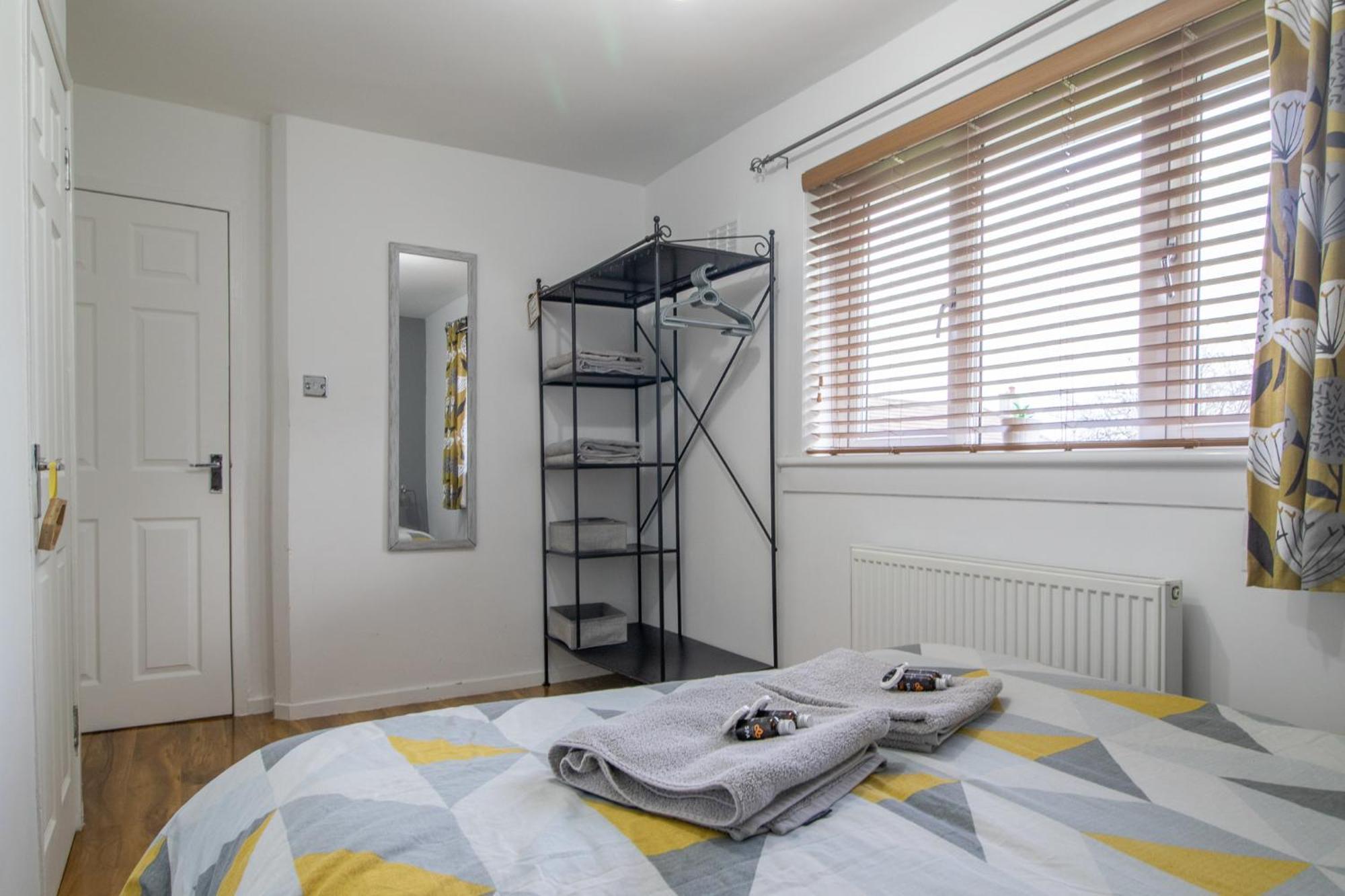 1 Bed Apartment Central Hamilton Free Wifi With Great Transport Links To Glasgow Bagian luar foto